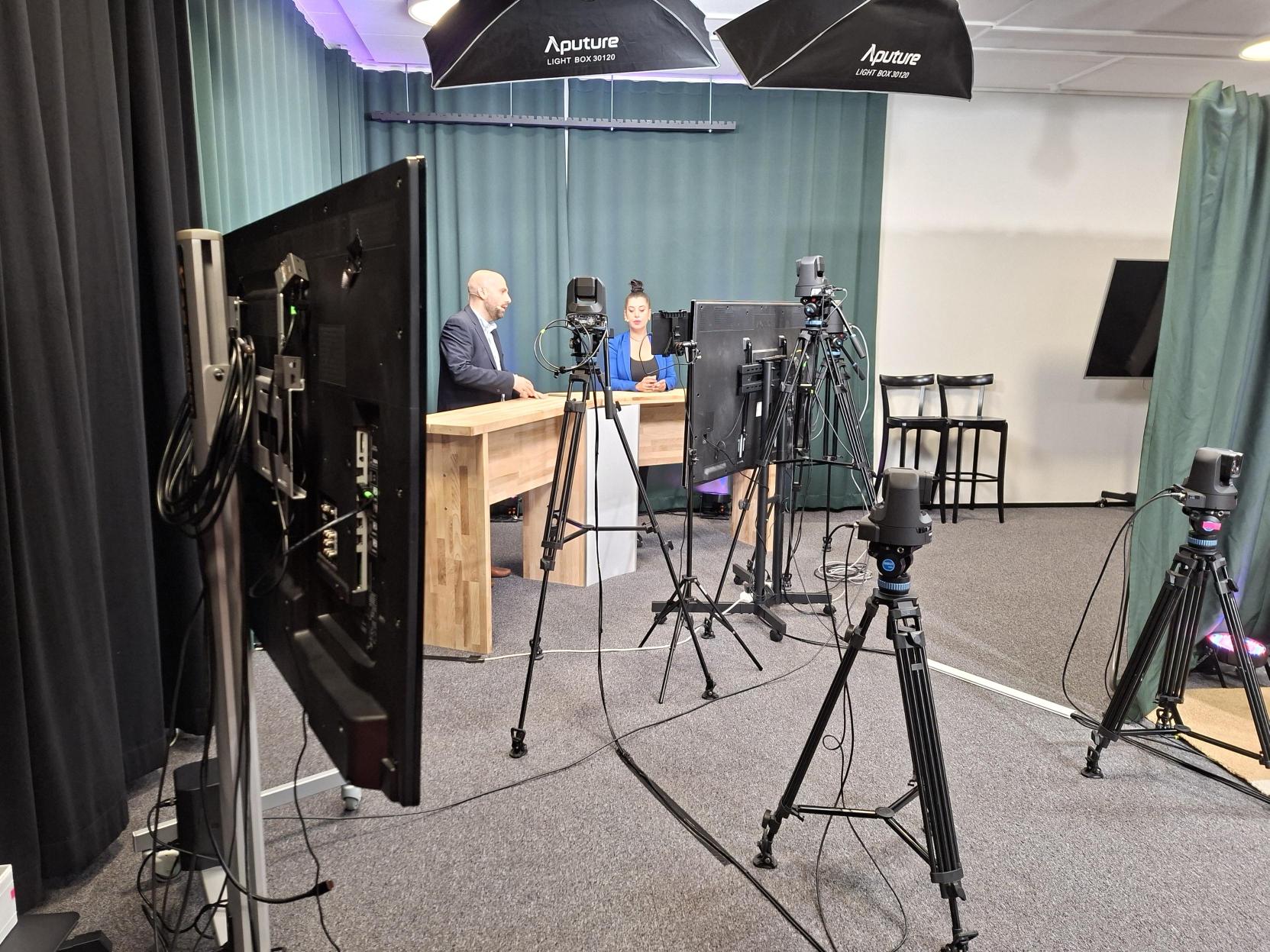 Media (11)(1)