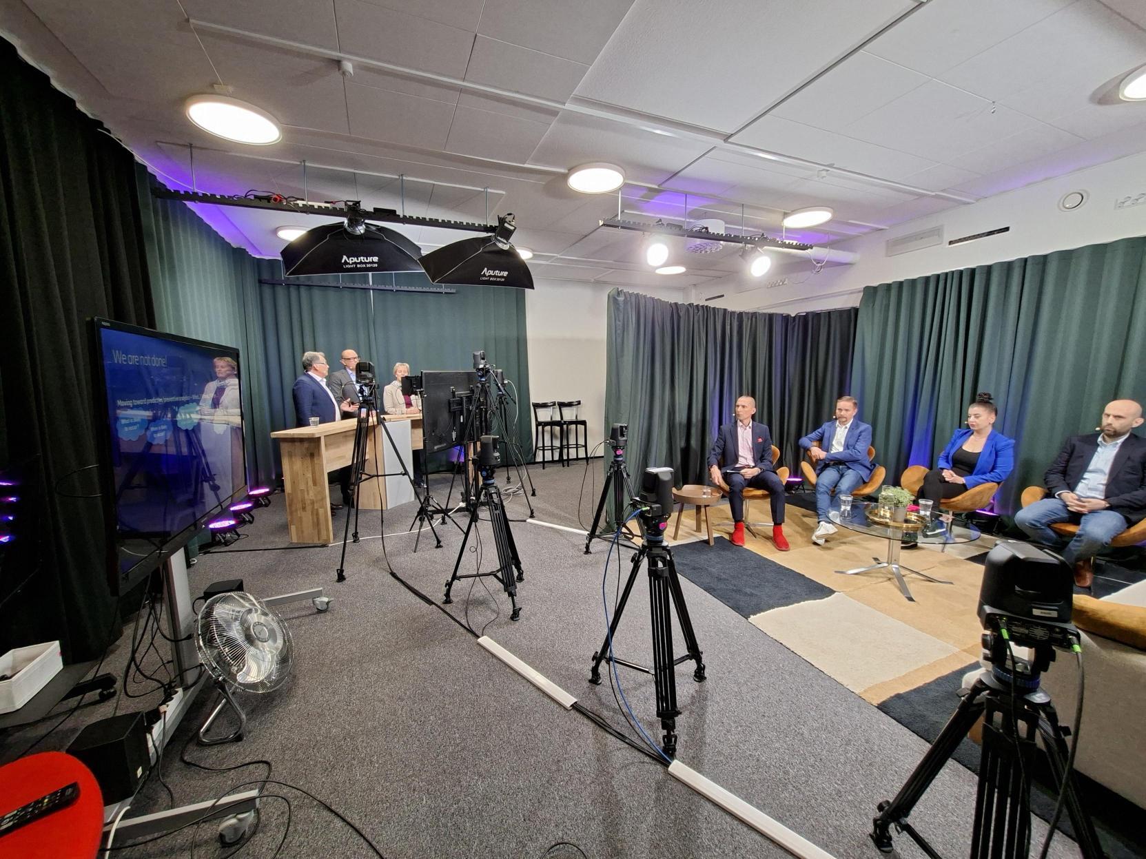 Media (14)(1)